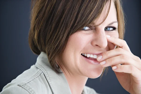 Lächelnde brünette Frau. — Stockfoto