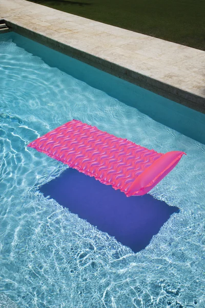 Розовый поплавок в бассейне . — стоковое фото