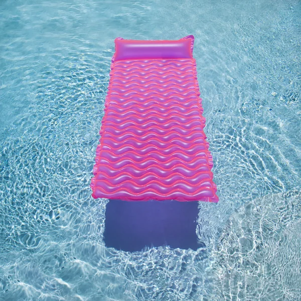 Różowy pływak w basenie. — Zdjęcie stockowe