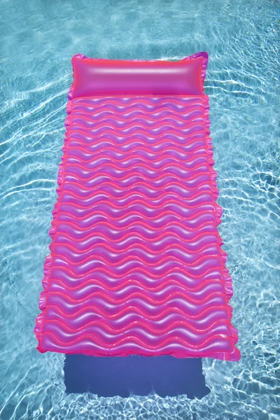 Růžový plavat v bazénu. — Stock fotografie