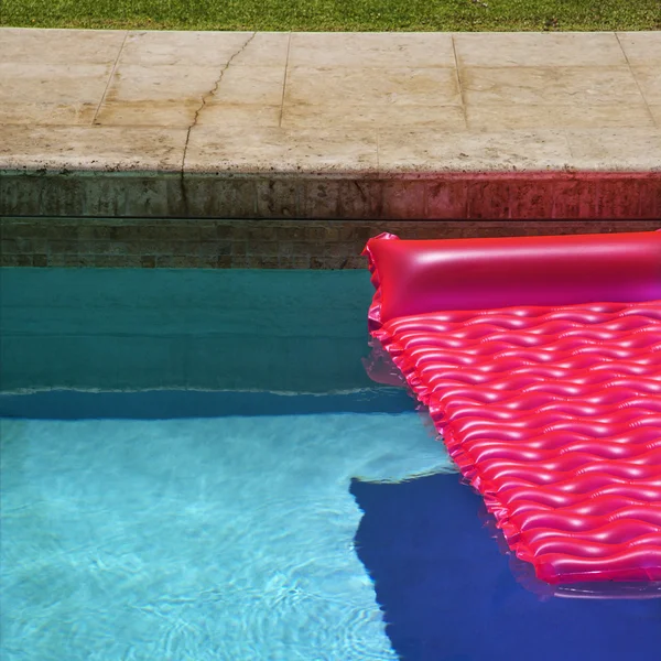 Rózsaszín úszó medence. — Stock Fotó
