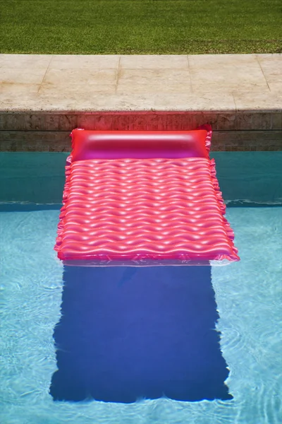 Розовый поплавок в бассейне . — стоковое фото