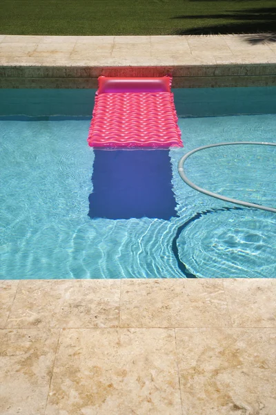 粉红色浮在游泳池中. — 图库照片