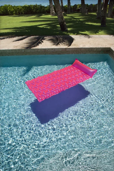 Zweven in zwembad. — Stockfoto