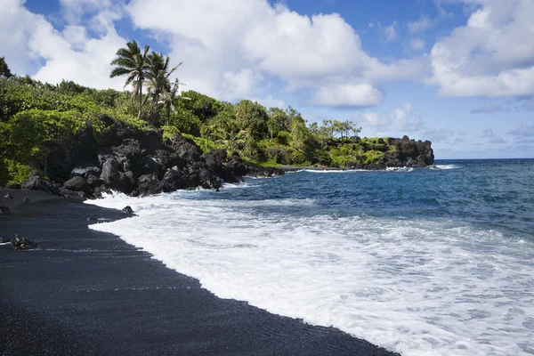 Praia de areia preta em Maui . — Fotografia de Stock