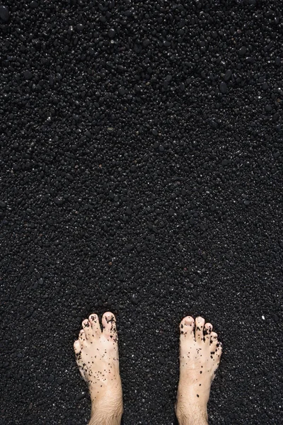Barefeet σε μαύρη άμμο. — Φωτογραφία Αρχείου