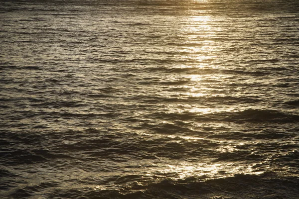 Zon weerspiegeld op het water. — Stockfoto