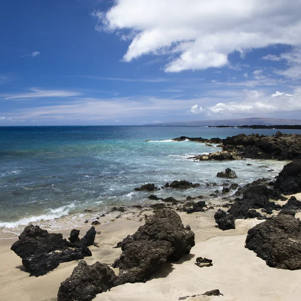 Felsiger strand in maui. — Stockfoto