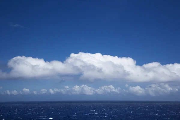 Ειρηνικό Ωκεανό με σύννεφα. — Φωτογραφία Αρχείου