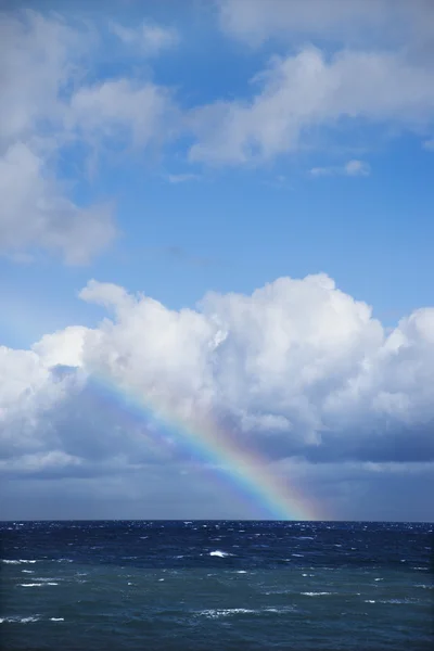 Oceano com arco-íris . — Fotografia de Stock