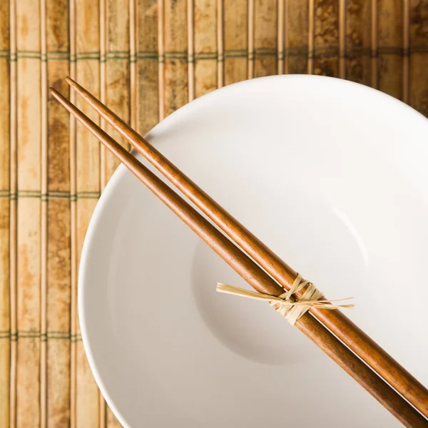 Chopsticks em uma bacia vazia — Fotografia de Stock