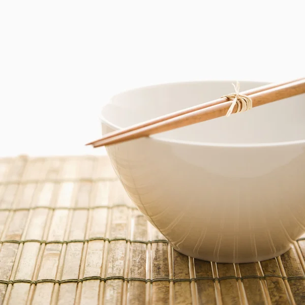 Chopsticks em uma tigela vazia. Isolados — Fotografia de Stock