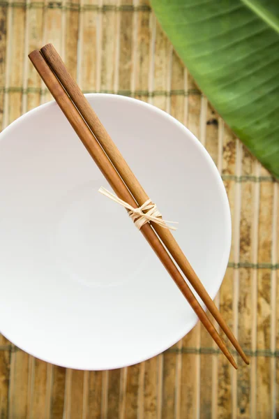 Chopsticks em uma bacia vazia — Fotografia de Stock