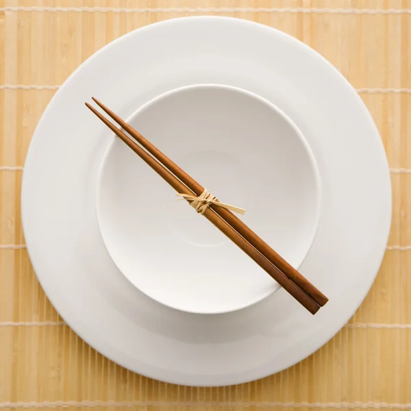 Hůlky s prázdnou misku a deska — Stock fotografie