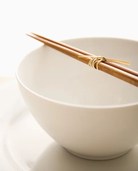 Chopsticks on an Empty Bowl. Isolated — Stock Photo, Image