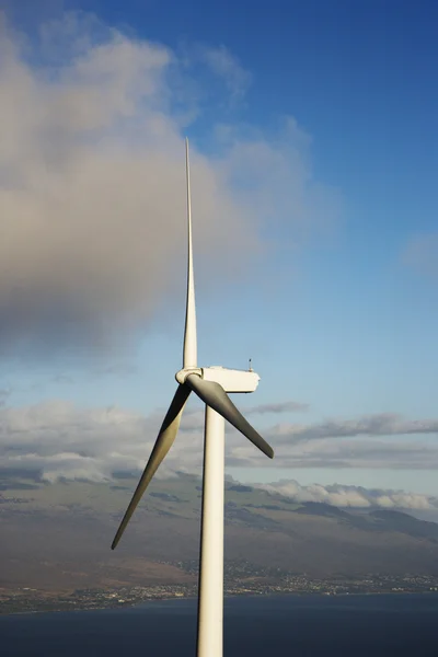 Turbina eólica contra el paisaje , —  Fotos de Stock
