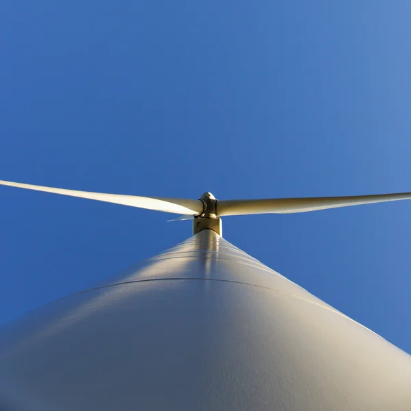 Baixo ângulo da turbina eólica . — Fotografia de Stock