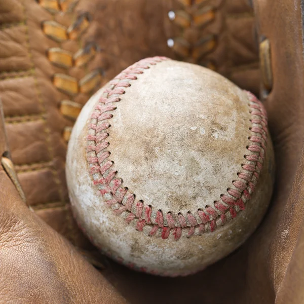 Baseball im Handschuh. — Stockfoto