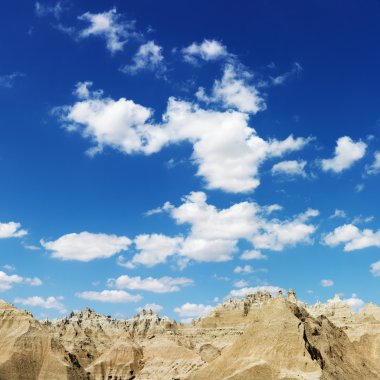 dağlar ve Güney dakota badlands mavi gökyüzünde