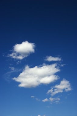 Mavi gökyüzündeki bulutlar.
