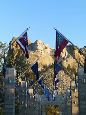 bayrakları ile rushmore Dağı.