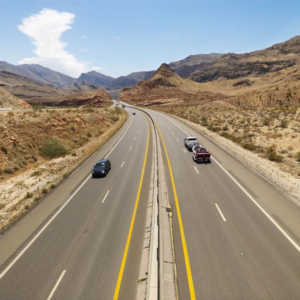 Carros na estrada do deserto . — Fotografia de Stock