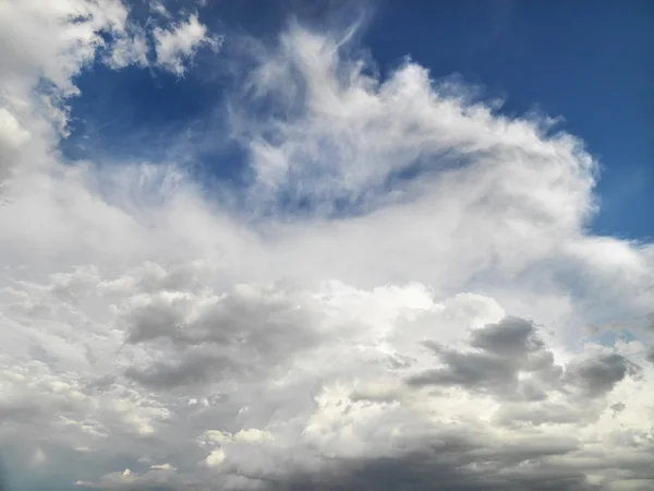 Moln i himlen. — Stockfoto