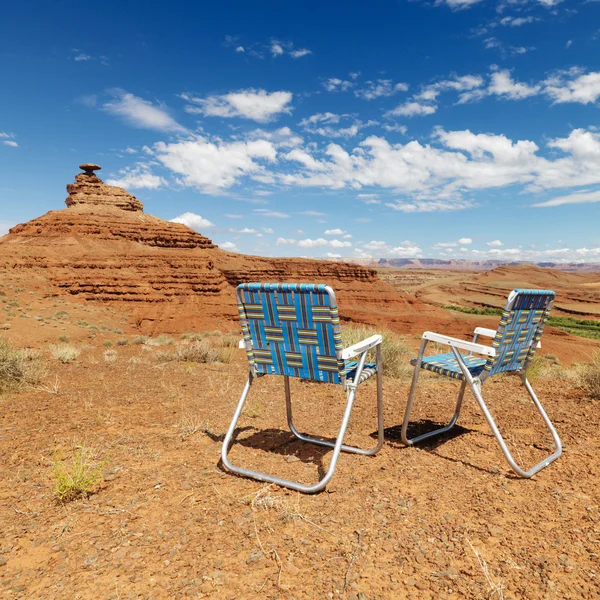 Cena do deserto. com cadeiras . — Fotografia de Stock