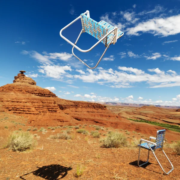 Cadeiras de gramado no deserto . — Fotografia de Stock