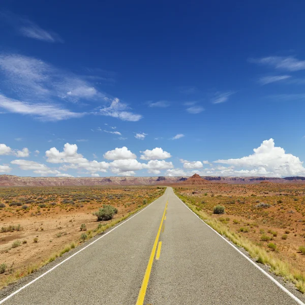 Två lane highway genom öken — Stockfoto