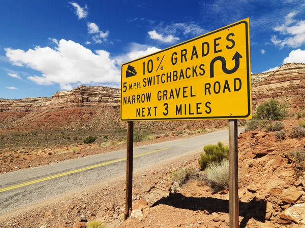 山の中の道路標識. — ストック写真