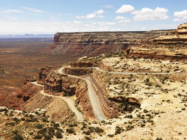 Звивиста дорога міцний пустелі скельне освіта — стокове фото