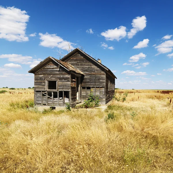 Покинутый заброшенный дом — стоковое фото