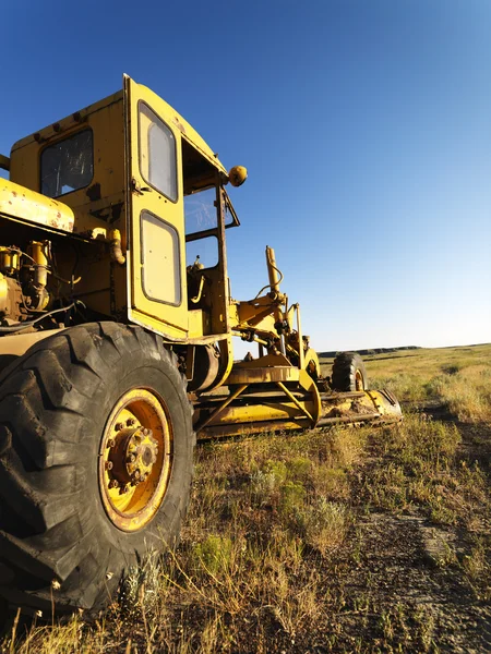 Grader velho no campo — Fotografia de Stock