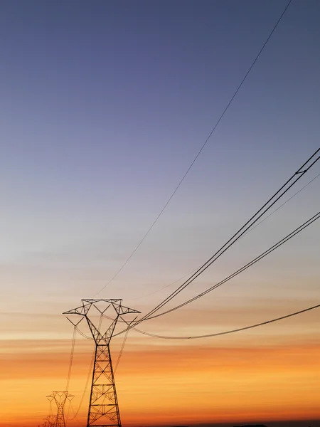 Ηλεκτρικές γραμμές στο ηλιοβασίλεμα — Φωτογραφία Αρχείου