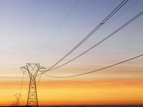 Gün batımında elektrik hatları — Stok fotoğraf