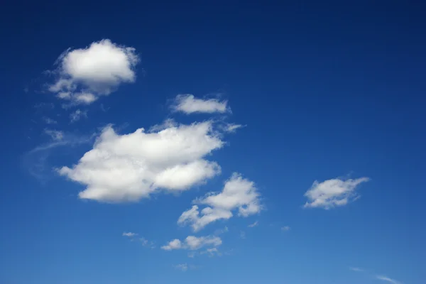 Σύννεφα στον γαλάζιο ουρανό. — Φωτογραφία Αρχείου