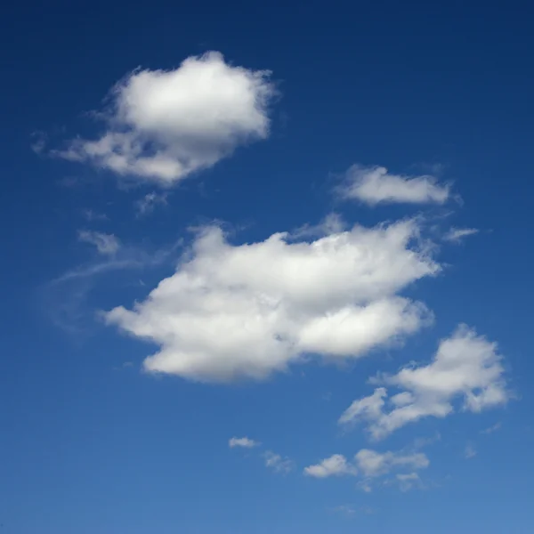 Φουντωτά σύννεφα στον γαλάζιο ουρανό. — Φωτογραφία Αρχείου