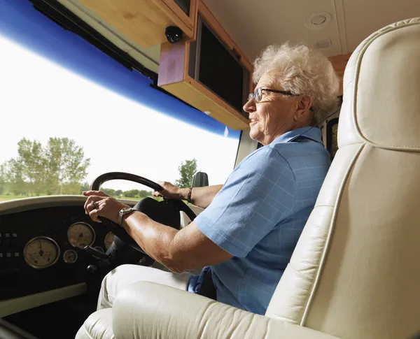 Mujer mayor conduciendo RV . — Foto de Stock