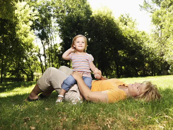 Mãe e criança no parque . — Fotografia de Stock