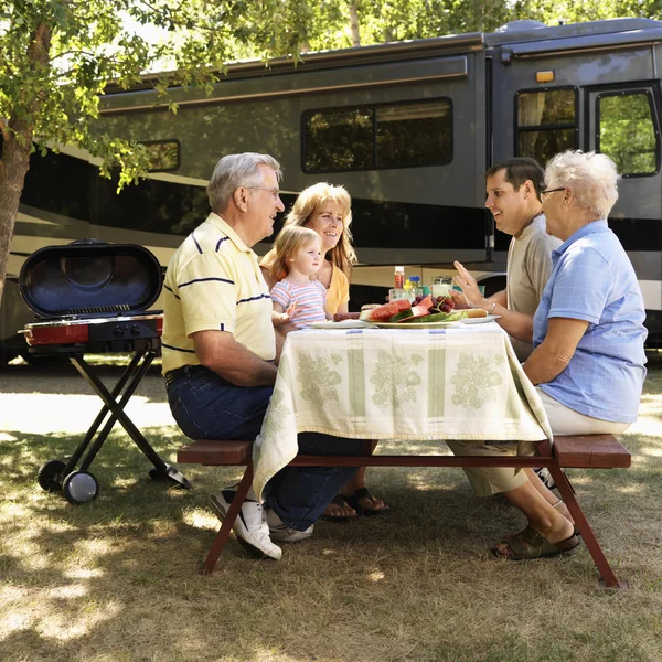 Familjen på picknickbord. — Stockfoto