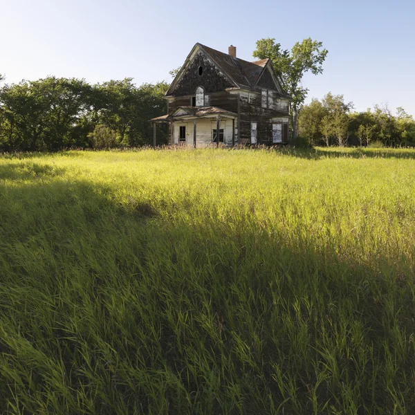 Casa de fazenda abandonada . — Fotografia de Stock