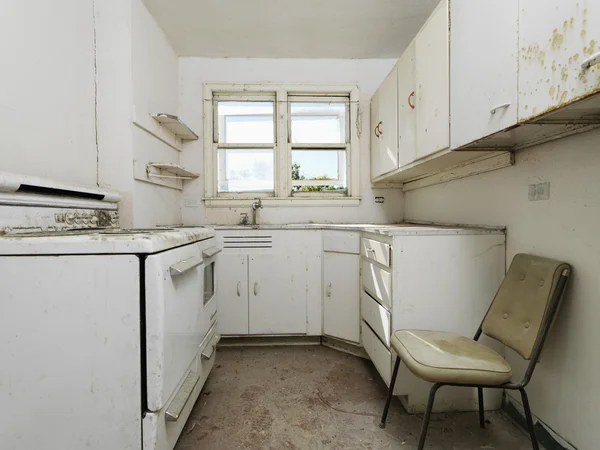 Leere schmutzige Küche. — Stockfoto
