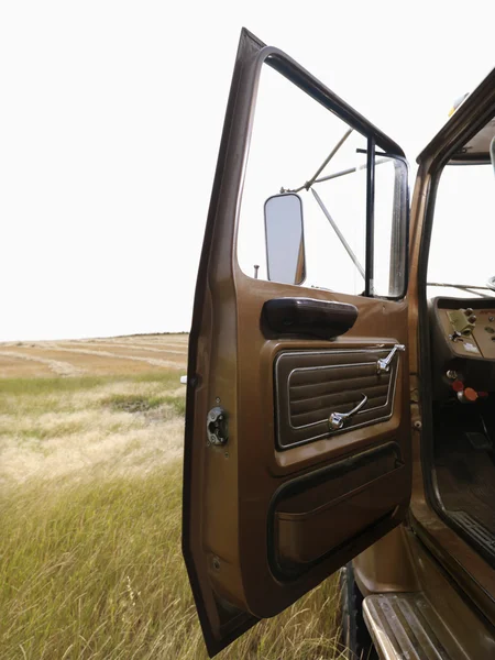 Boerderij vrachtwagen met deur open. — Stockfoto