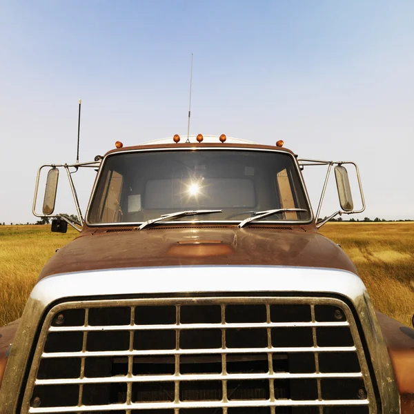 Vista frontale del camion fattoria . — Foto Stock