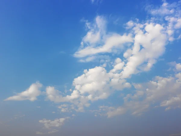 Блакитне небо з білими хмарами . — стокове фото