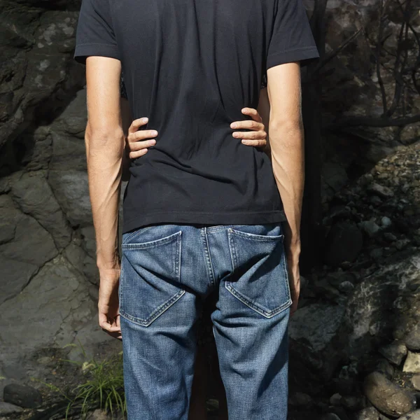 Feminino segurando masculino em torno da cintura — Fotografia de Stock