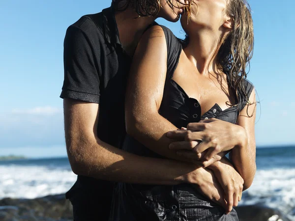 Attraktiva unga par omfamnar och kysser — Stockfoto