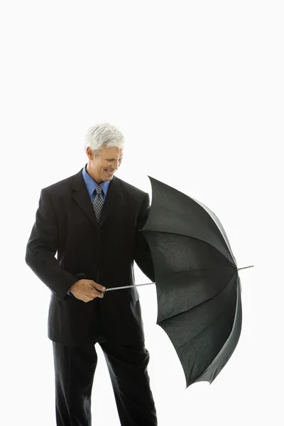Hombre abriendo paraguas . — Foto de Stock