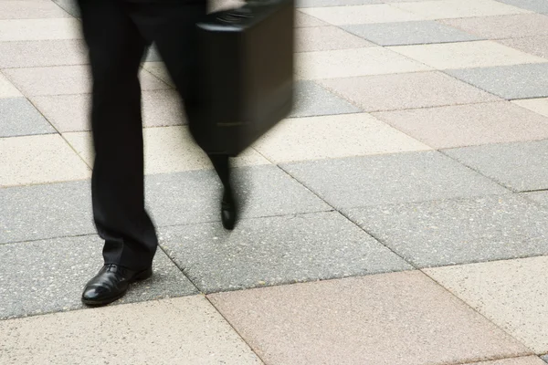 歩くビジネスマン. — ストック写真